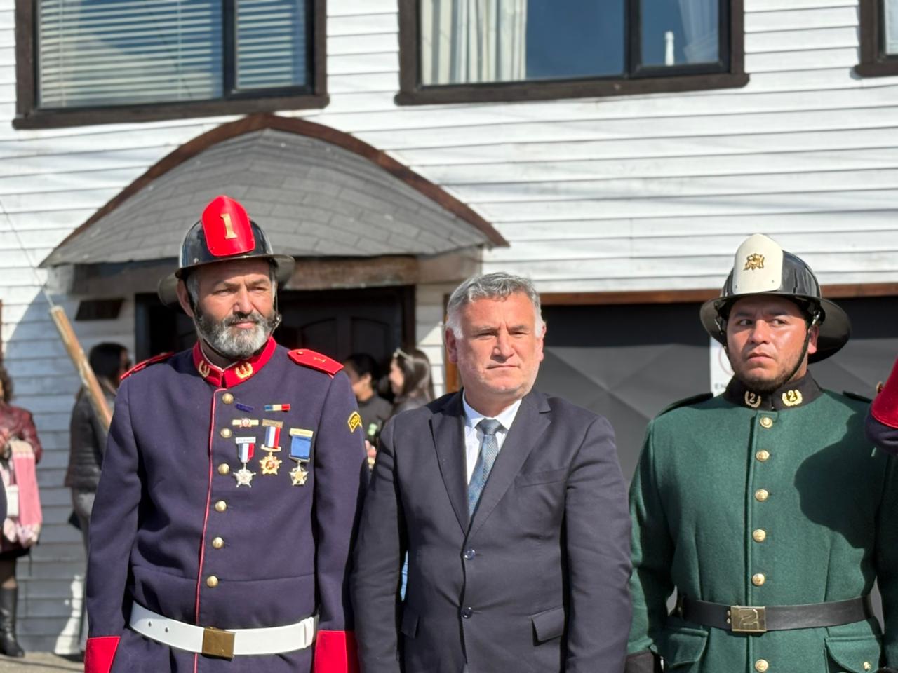 Con entrega de piochas por años de servicio el Cuerpo de Bomberos de Chonchi celebró sus 121 años de existencia.