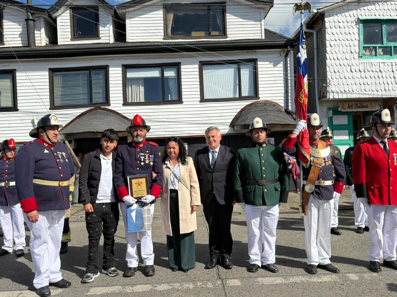Con entrega de piochas por años de servicio el Cuerpo de Bomberos de Chonchi celebró sus 121 años de existencia.
