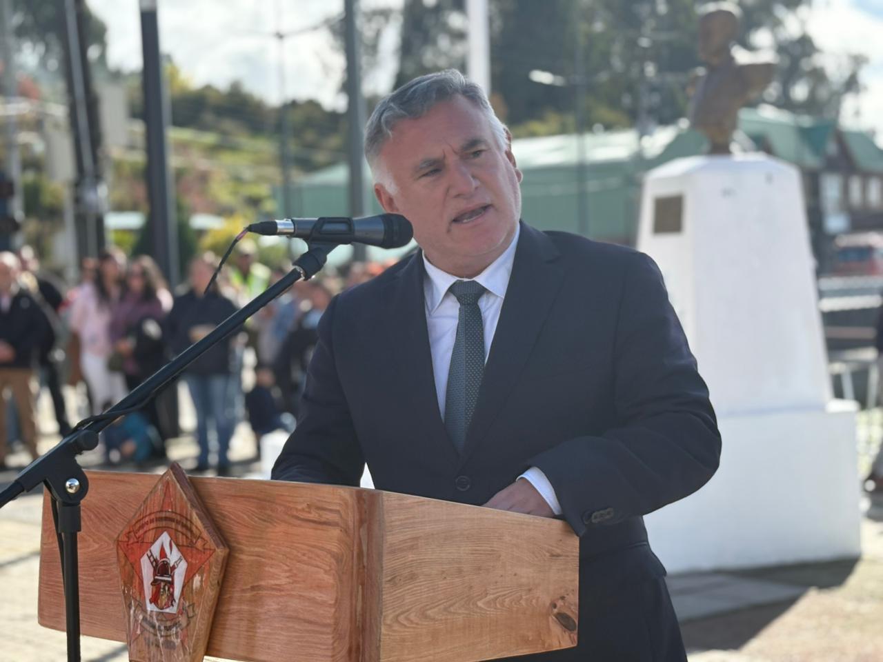 Con entrega de piochas por años de servicio el Cuerpo de Bomberos de Chonchi celebró sus 121 años de existencia.