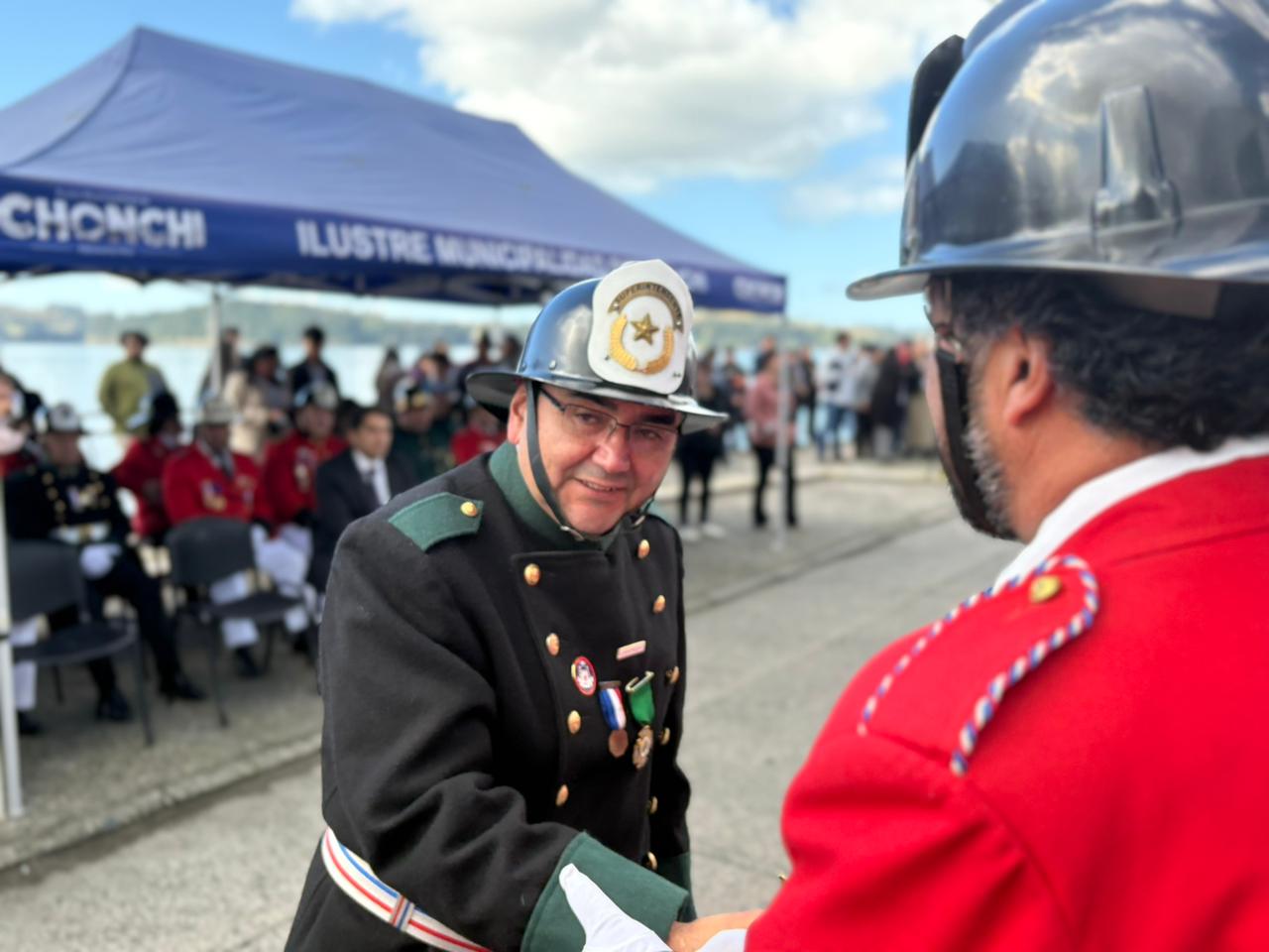 Con entrega de piochas por años de servicio el Cuerpo de Bomberos de Chonchi celebró sus 121 años de existencia.