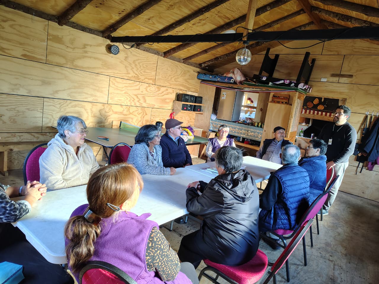 La oficina de Personas Mayores de la Ilustre Municipalidad de Chonchi, en conjunto con la Biblioteca Pública de Chonchi, desarrollaron una entretenida actividad junto a las socias y socios del Club de Adulto Mayor “Clorinda Rosa” del sector de Nalhuitad.