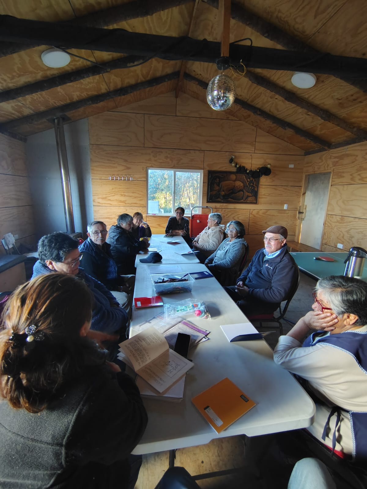 La oficina de Personas Mayores de la Ilustre Municipalidad de Chonchi, en conjunto con la Biblioteca Pública de Chonchi, desarrollaron una entretenida actividad junto a las socias y socios del Club de Adulto Mayor “Clorinda Rosa” del sector de Nalhuitad.