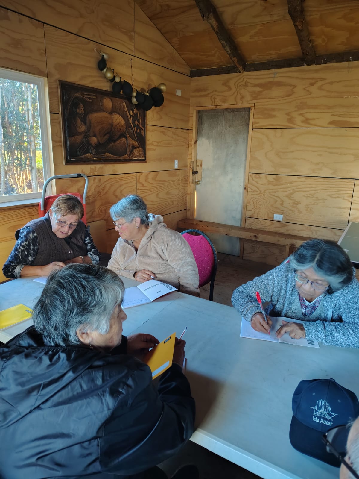 La oficina de Personas Mayores de la Ilustre Municipalidad de Chonchi, en conjunto con la Biblioteca Pública de Chonchi, desarrollaron una entretenida actividad junto a las socias y socios del Club de Adulto Mayor “Clorinda Rosa” del sector de Nalhuitad.