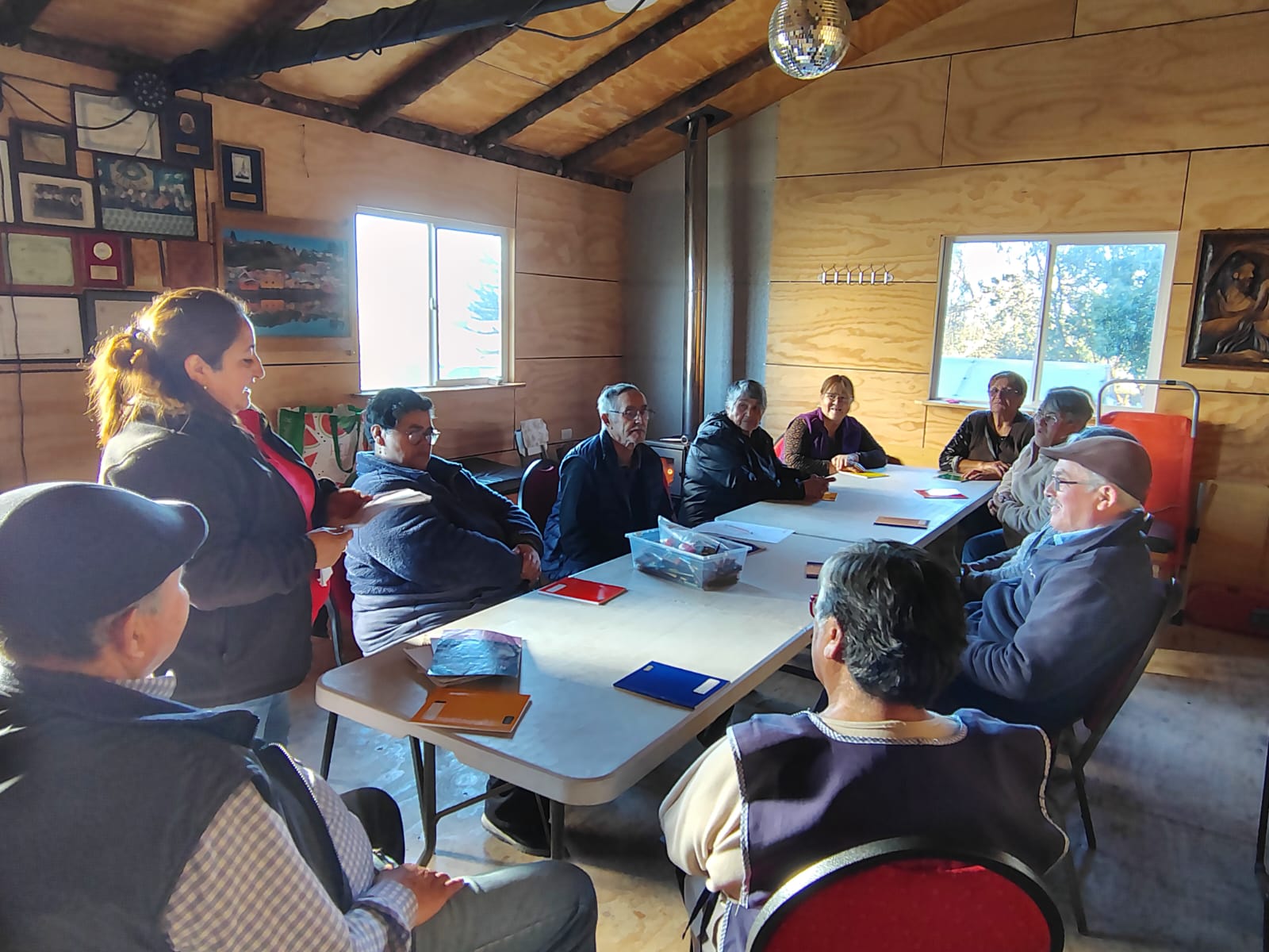 La oficina de Personas Mayores de la Ilustre Municipalidad de Chonchi, en conjunto con la Biblioteca Pública de Chonchi, desarrollaron una entretenida actividad junto a las socias y socios del Club de Adulto Mayor “Clorinda Rosa” del sector de Nalhuitad.