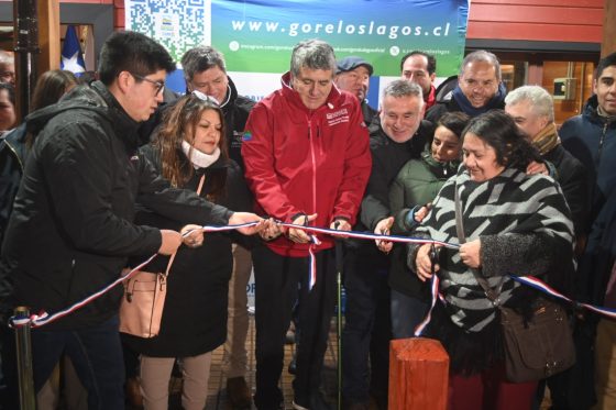 Gobierno Regional de Los Lagos invierte más de 470 millones de pesos en Feria Artesanal y Buses adaptados para la escuela especial Amanecer de Chonchi.