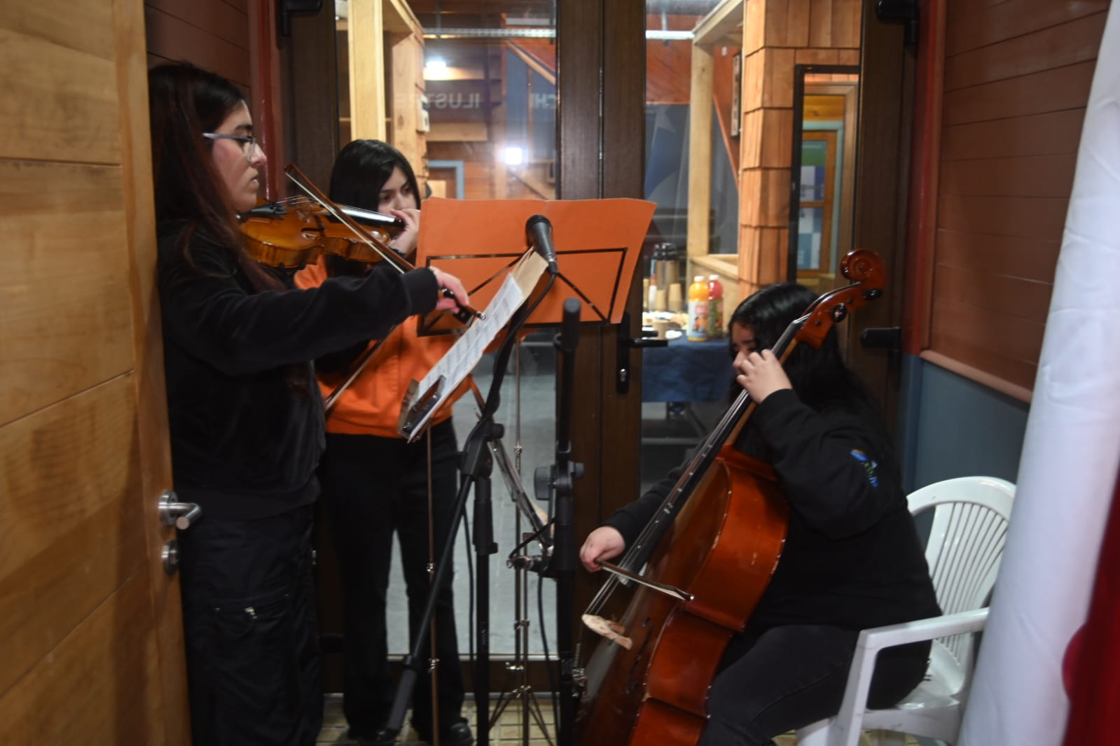 Gobierno Regional de Los Lagos invierte más de 470 millones de pesos en Feria Artesanal y Buses adaptados para la escuela especial Amanecer de Chonchi.