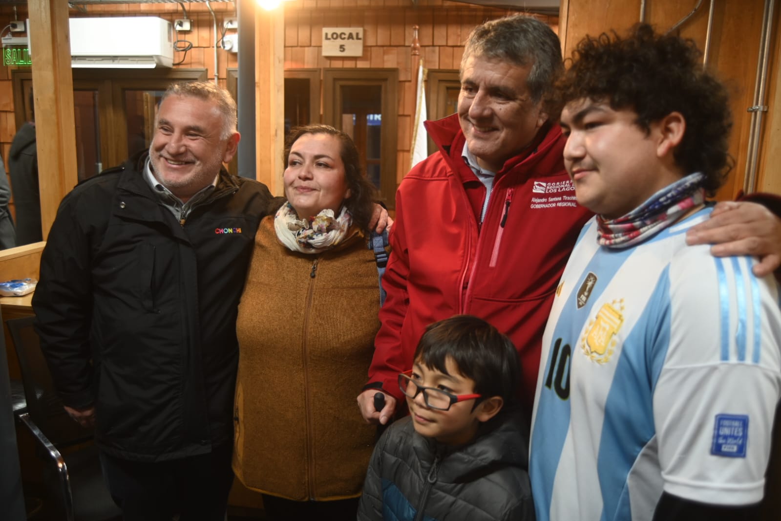 Gobierno Regional de Los Lagos invierte más de 470 millones de pesos en Feria Artesanal y Buses adaptados para la escuela especial Amanecer de Chonchi.