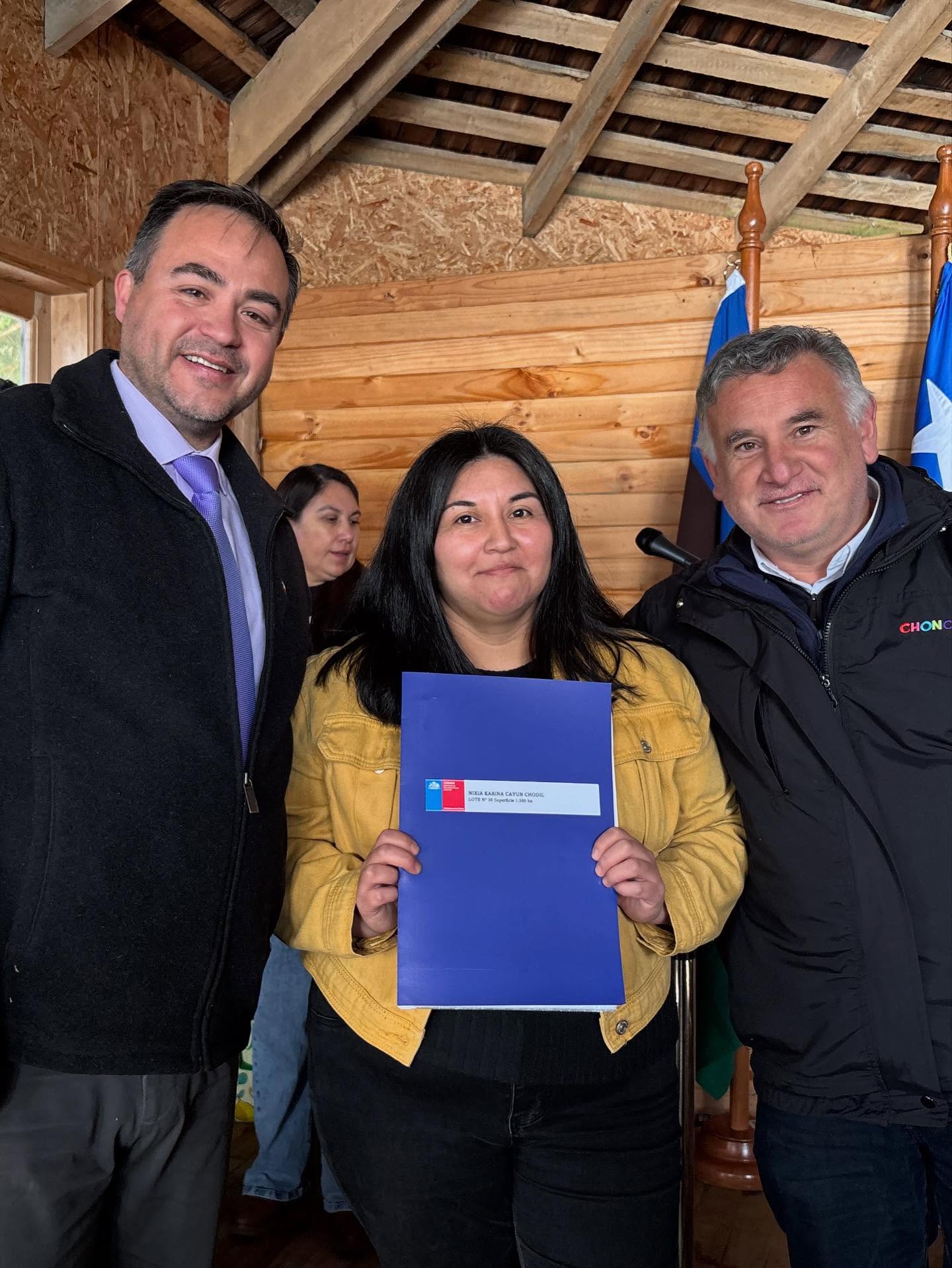 Chonchi: 35 familias del sector de Quilque reciben con emoción sus Títulos de Dominio otorgados por la CONADI