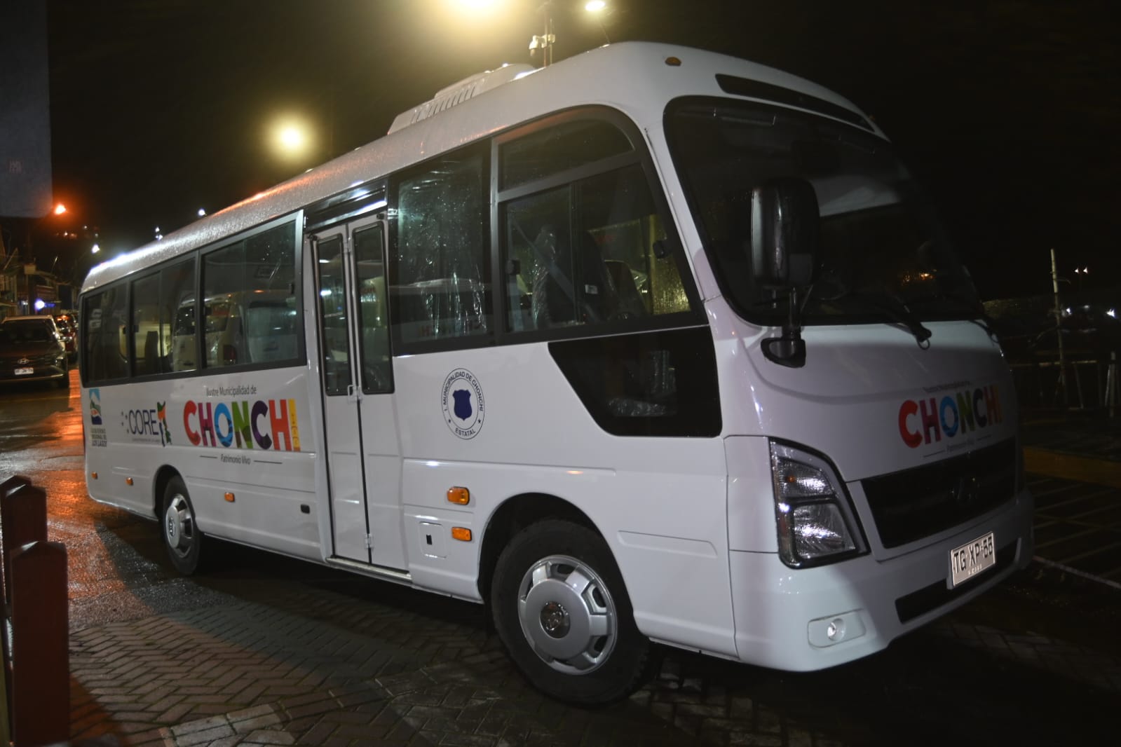 Gobierno Regional de Los Lagos invierte más de 470 millones de pesos en Feria Artesanal y Buses adaptados para la escuela especial Amanecer de Chonchi.