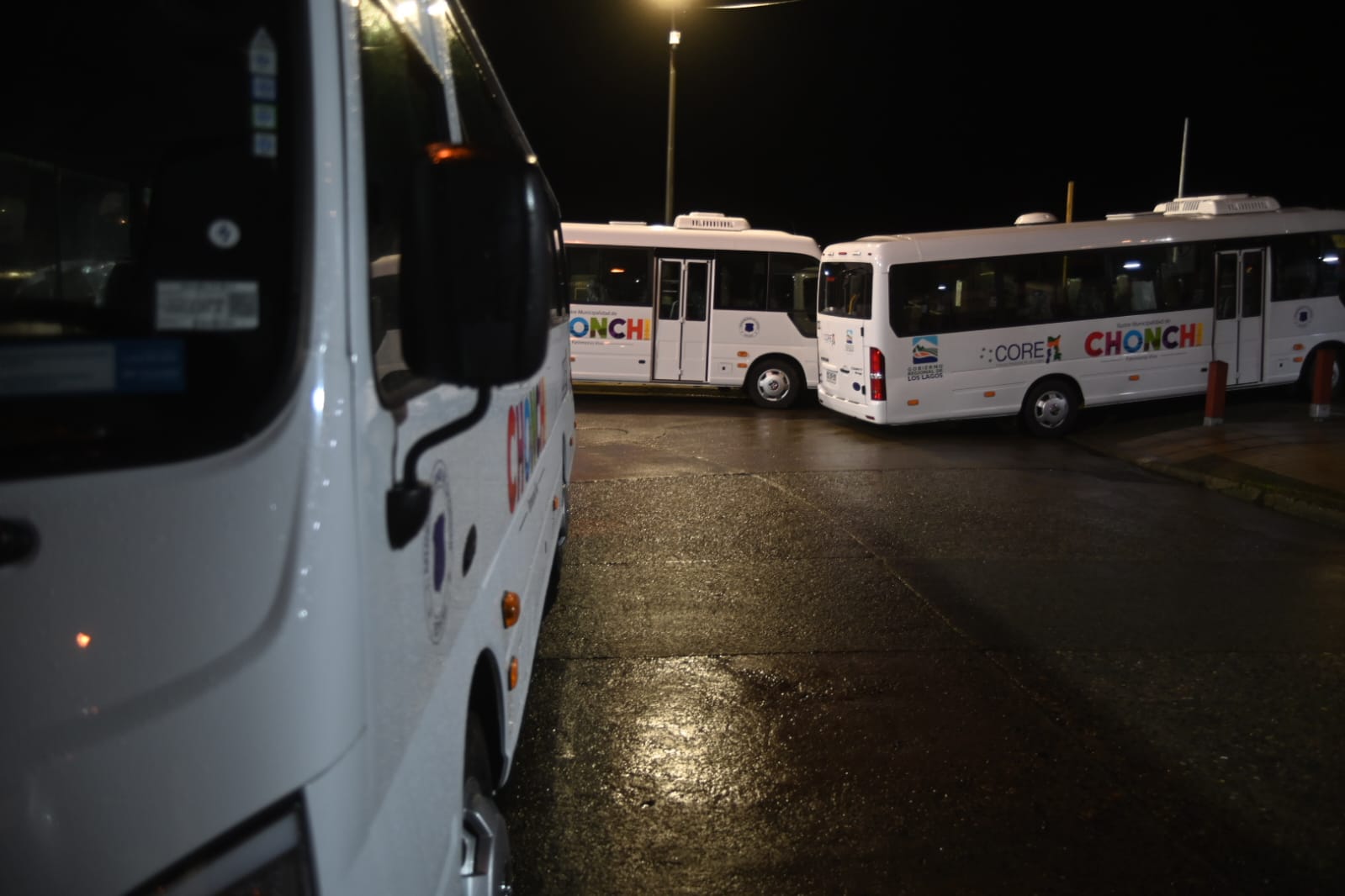 Gobierno Regional de Los Lagos invierte más de 470 millones de pesos en Feria Artesanal y Buses adaptados para la escuela especial Amanecer de Chonchi.