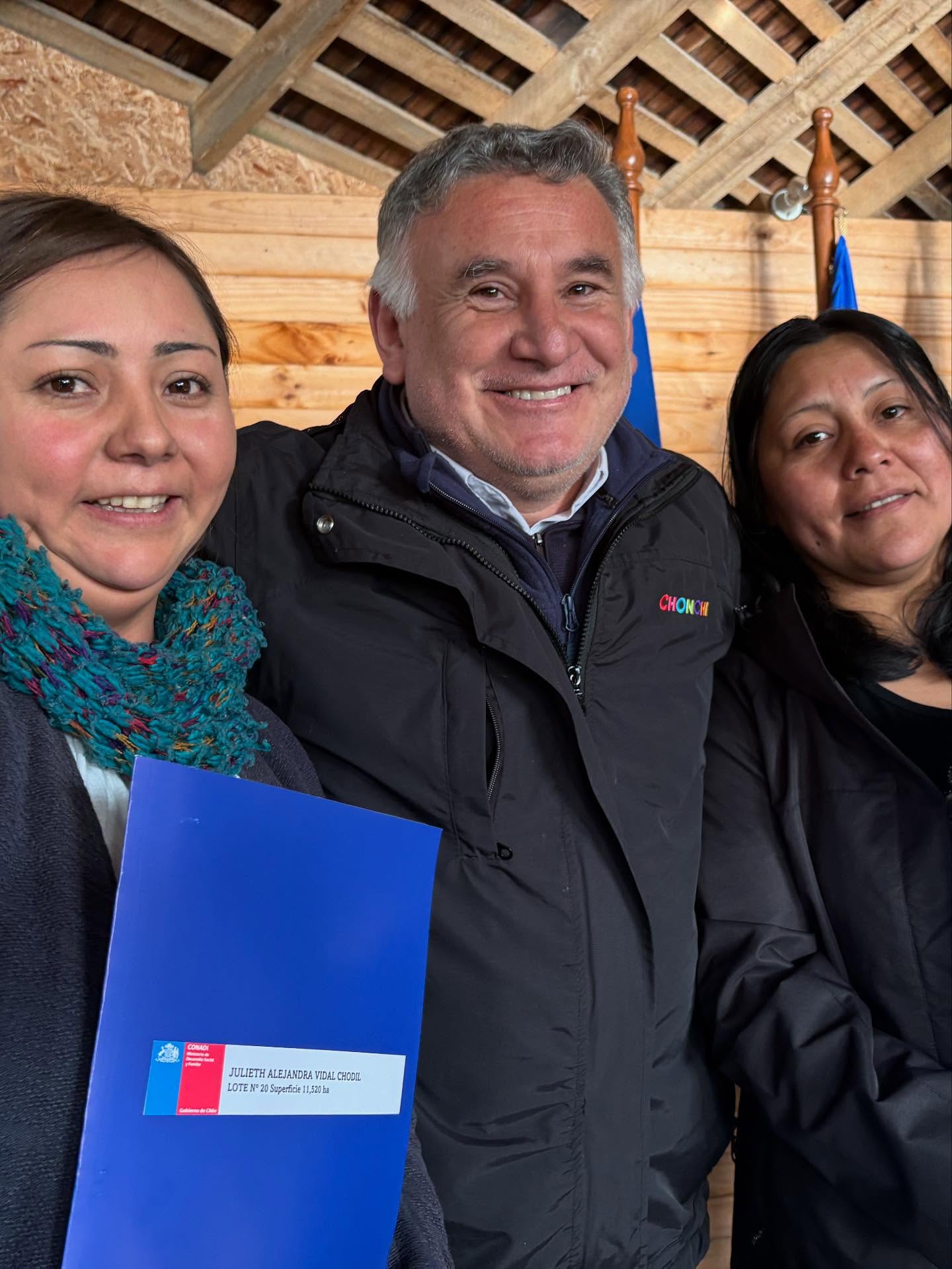 Chonchi: 35 familias del sector de Quilque reciben con emoción sus Títulos de Dominio otorgados por la CONADI
