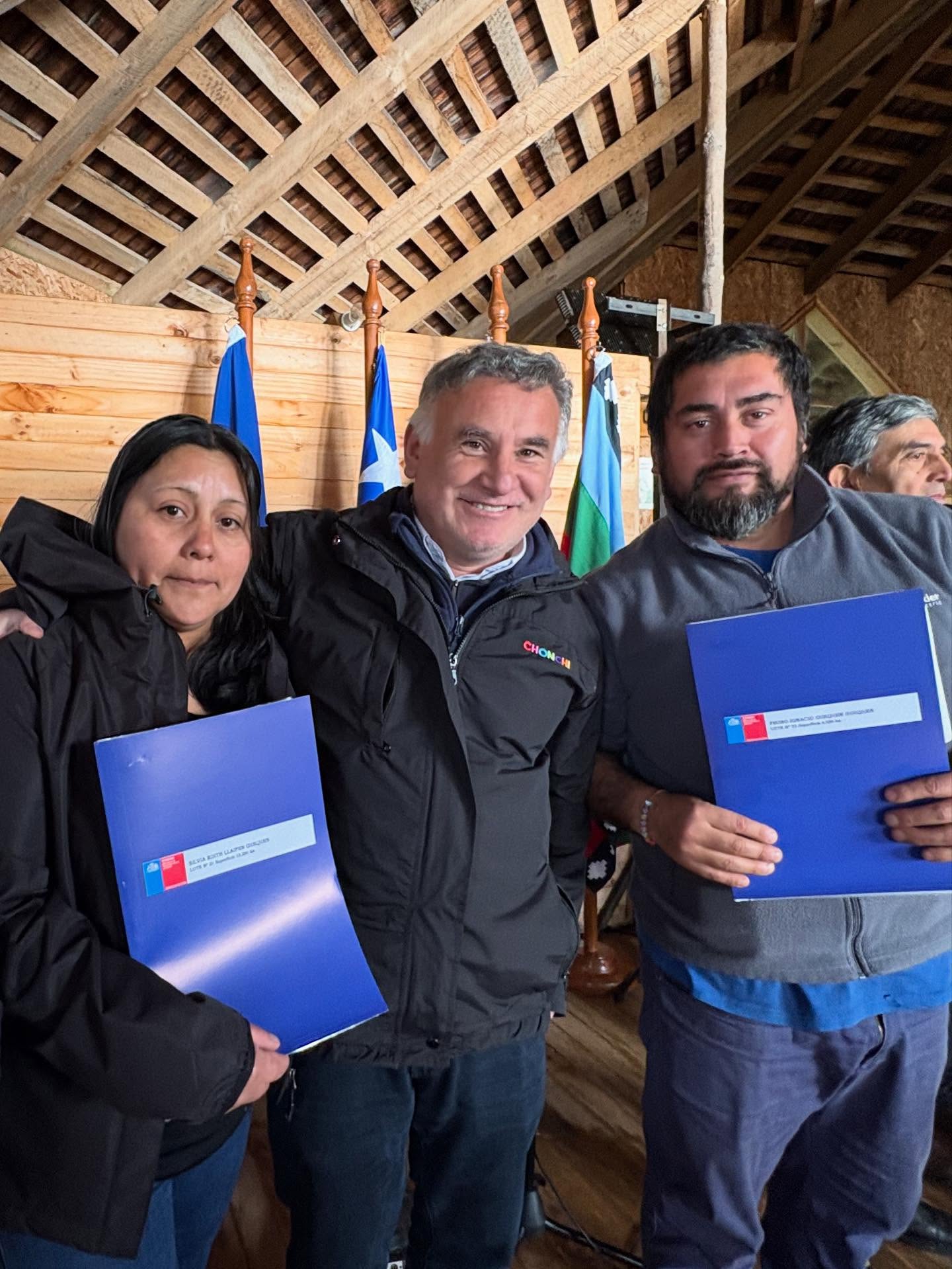 Chonchi: 35 familias del sector de Quilque reciben con emoción sus Títulos de Dominio otorgados por la CONADI