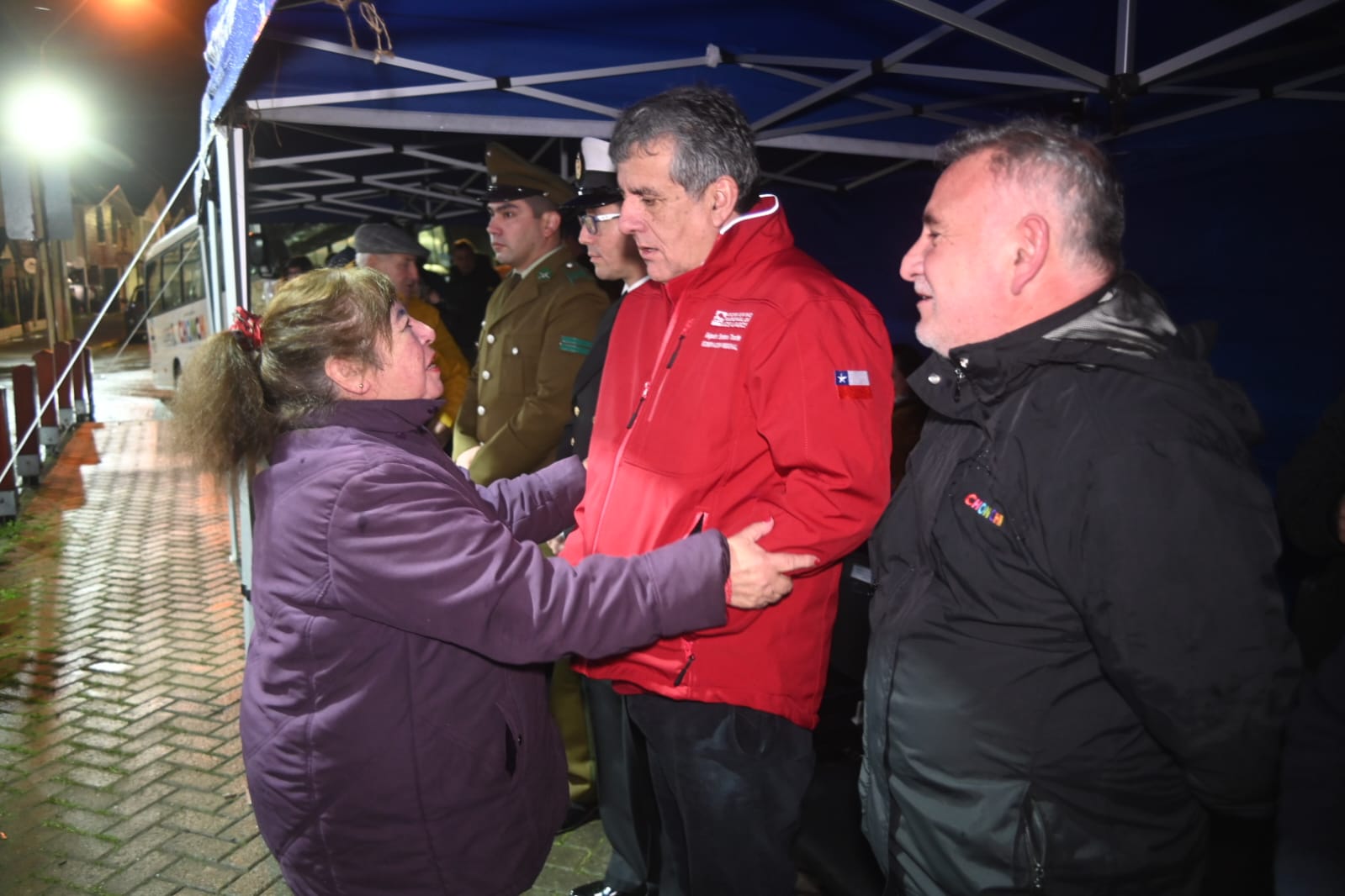 Gobierno Regional de Los Lagos invierte más de 470 millones de pesos en Feria Artesanal y Buses adaptados para la escuela especial Amanecer de Chonchi.