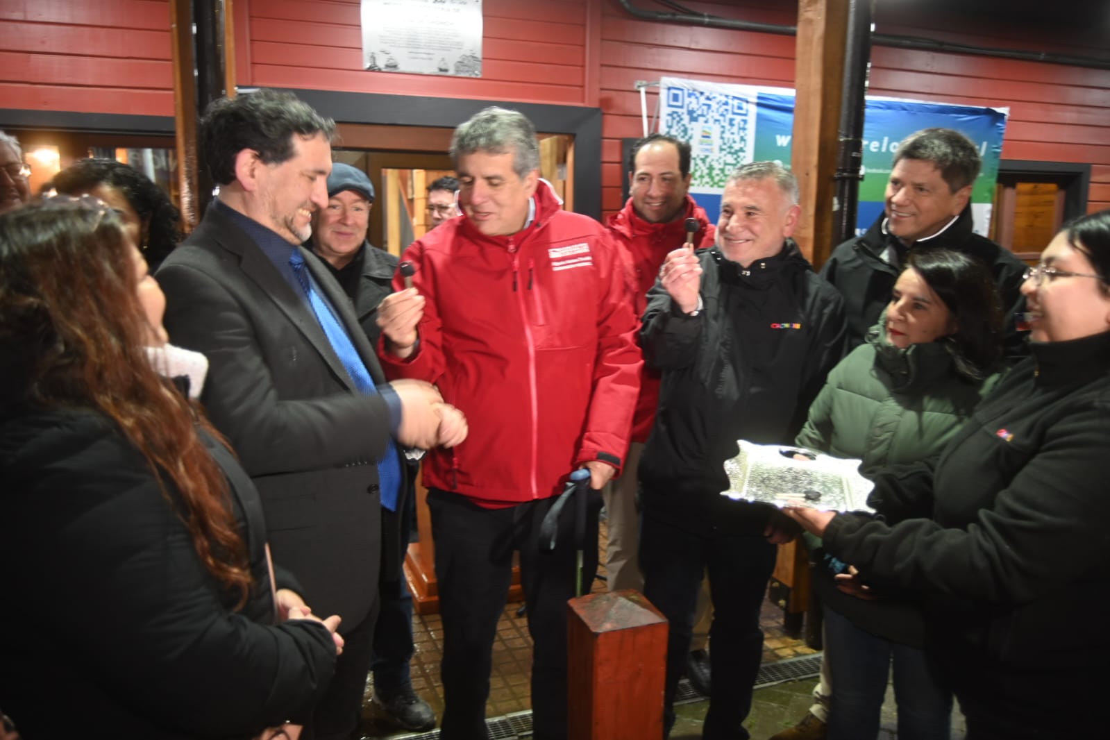 Gobierno Regional de Los Lagos invierte más de 470 millones de pesos en Feria Artesanal y Buses adaptados para la escuela especial Amanecer de Chonchi.