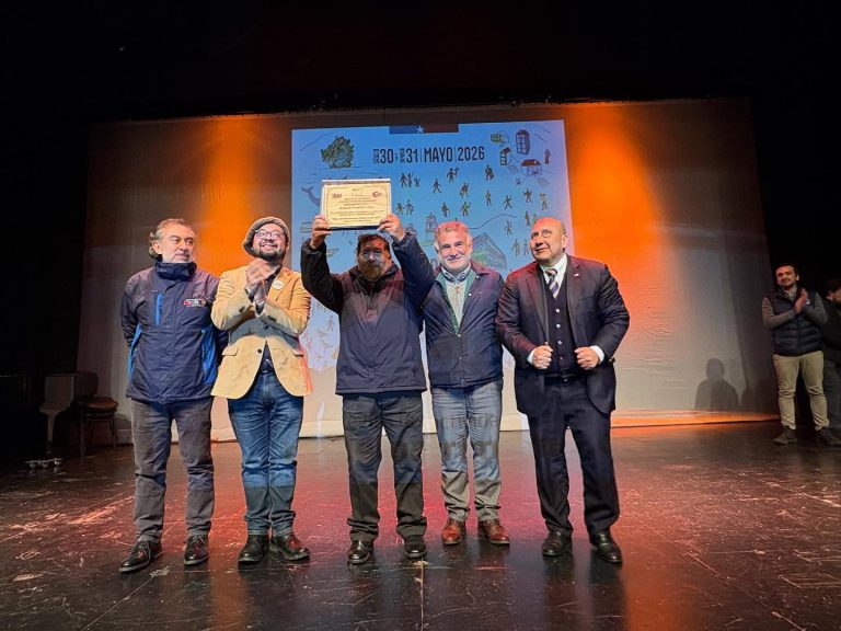 FOTO 2 ENTREGA RECONOCIMIENTO A DON RAMIRO BARRIA