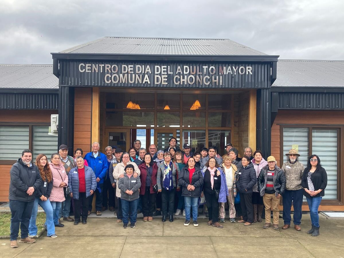 Chonchi da una emotiva bienvenida a los adultos mayores del Programa Vínculos.