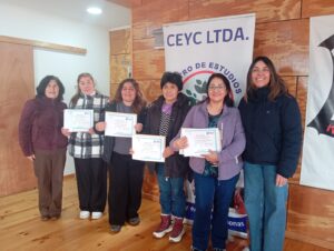 Usuarias de OMIL recibiendo su diploma