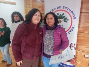 Usuarias de OMIL recibiendo su diploma